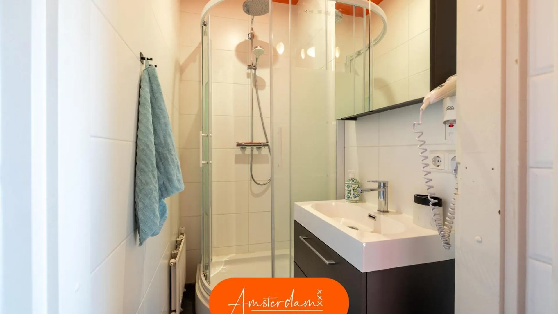 Villa Amsterdam Group Stay - 26 Beds - Jacuzzi & Sauna Zwanenburg